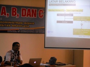 Dr. Wilopo memberikan materi seminar SSM