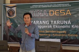 Aulia M. Doyo saat memberikan Materi tentang Ansuransi Sampah di Balai Desa Sumberagung, Ngantang, Kabupaten Malang