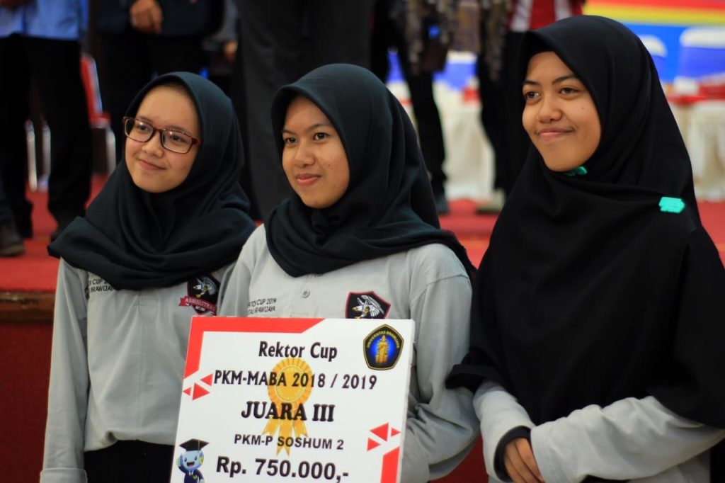 Nur Wahyu, Alfina Ariesta Rosyida, dan Maya Asma’ul Nissa saat menerima piagam juara III PKM Rector Cup 2019