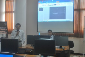 Bapak Drs. Heru Susilo, MA selaku pengarah PSIK memberikan arahan kegiatan pelatihan manajemen web
