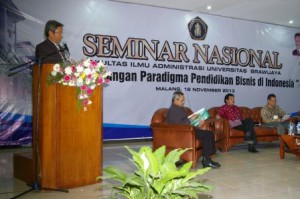 Dr. Kusdi Raharjo, DEA membawakan makalah menelusuri perkembangan bisnis di Indonesia