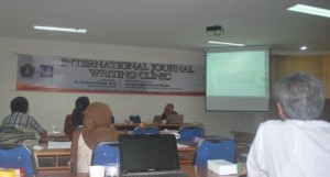 Pemateri, Dr. Rachma Fitriani, MSi memaparkan tips penulisan jurnal internasional