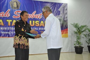 Dekan FIA Prof Bambang Supriyono menyerahkan tali asih kepada Herry Santoso (kanan)