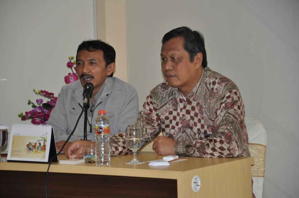 PD II Heru Susilo Memberi Sambutan didampingi Kaprodi Magister Administrasi Publik Irwan Noor