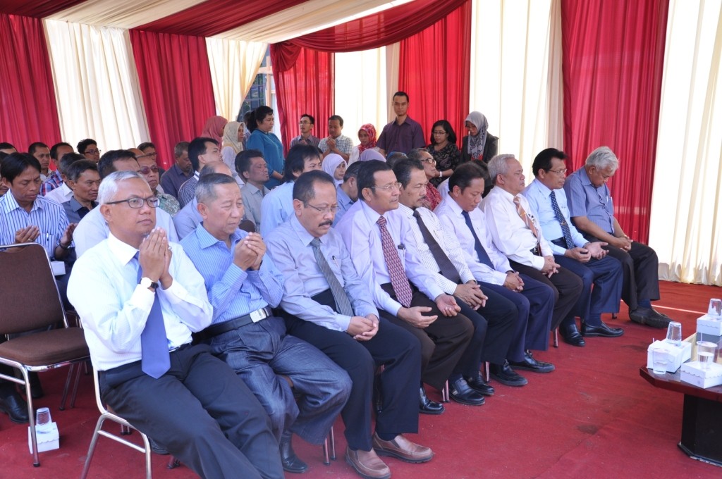 Wakil Rektor dan para Dekan berdoa bersama untuk kelancaran pembangunan gedung baru