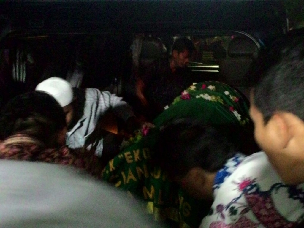 Jenazah almarhum diangkat ke dalam mobil ambulans untuk diberangkatkan ke pemakaman