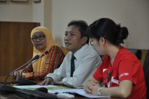Dekan FIA UB, Prof. Dr. Bambang Supriyono, sedang memberikan sambutan didampingi Kajur Administrasi Bisnis, Prof. Dr. Endang Siti Astuti (kiri) dan Ms. Lynn Zhou (kanan) dari Singapore Polytechnic