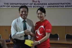 Ms. Lynn Zhou (Singapore Polytechnic) memberikan kenang-kenangan kepada Dekan FIA UB, Prof. Dr. Bambang Supriyono