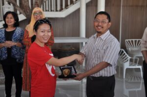 Pembantu Dekan I FIA UB, Dr. M.R. Khairul Muluk, memberikan cinderamata kepada Ms. Lynn Zhou (Singapore Polytechnic)
