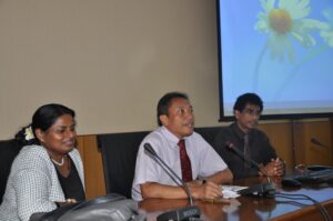 Prof. Bambang Supriyono membuka acara didampingi Ananda dan Helan