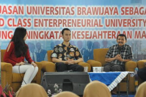 Heru Susilo (kanan) dan Aulia Luqman Aziz (tengah) menjawab pertanyaan audiens