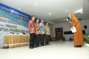 Inayati memimpin proses ikrar pengurus IFTAA Jawa Timur