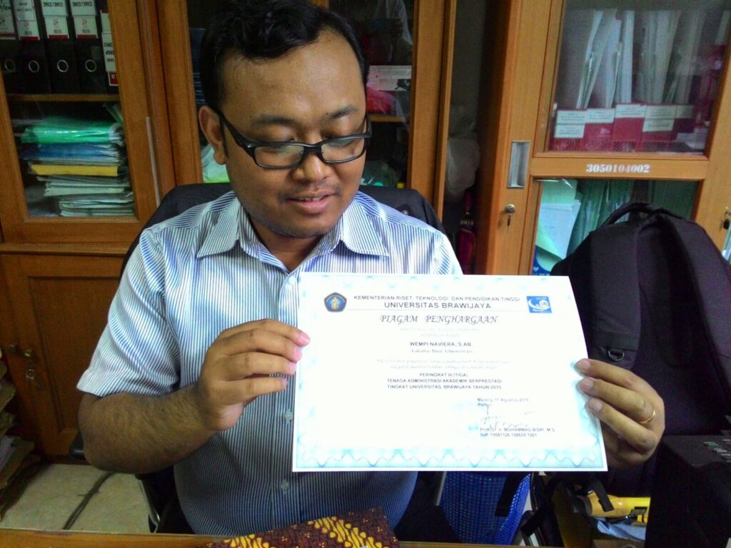 Wempy Naviera tunjukkan sertifikat penghargaannya