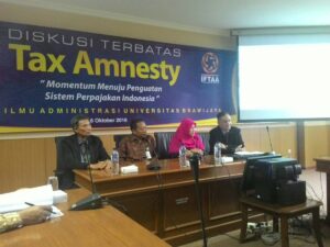 (Ki-ka) Kadarisman Hidayat (FIA UB), Prof. Bambang Supriyono (Dekan FIA UB), Prof. Haula Rosdiana (UI/Sekjen IFTAA), Rudy Gunawan Bastrai (Kakanwil DJP Jatim 3) dalam diskusi Tax Amnesty