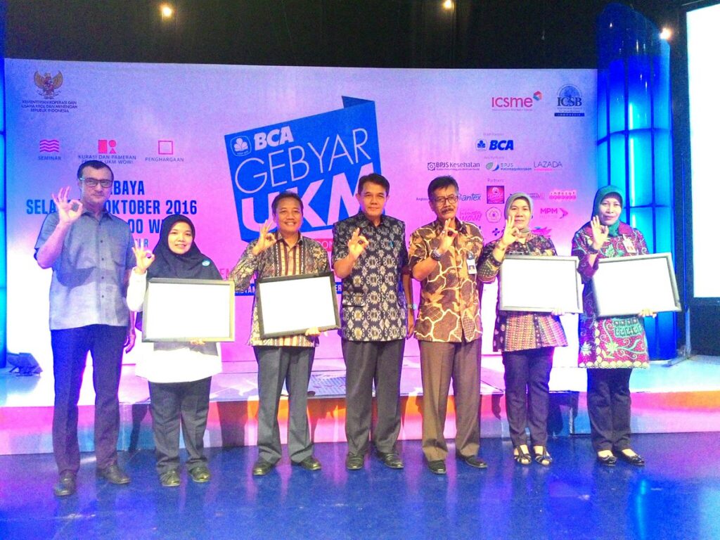 Dekan Prof Dr Bambang Supriyono, MS (ketiga dari kiri) bersama para penerima penghargaan lainnya