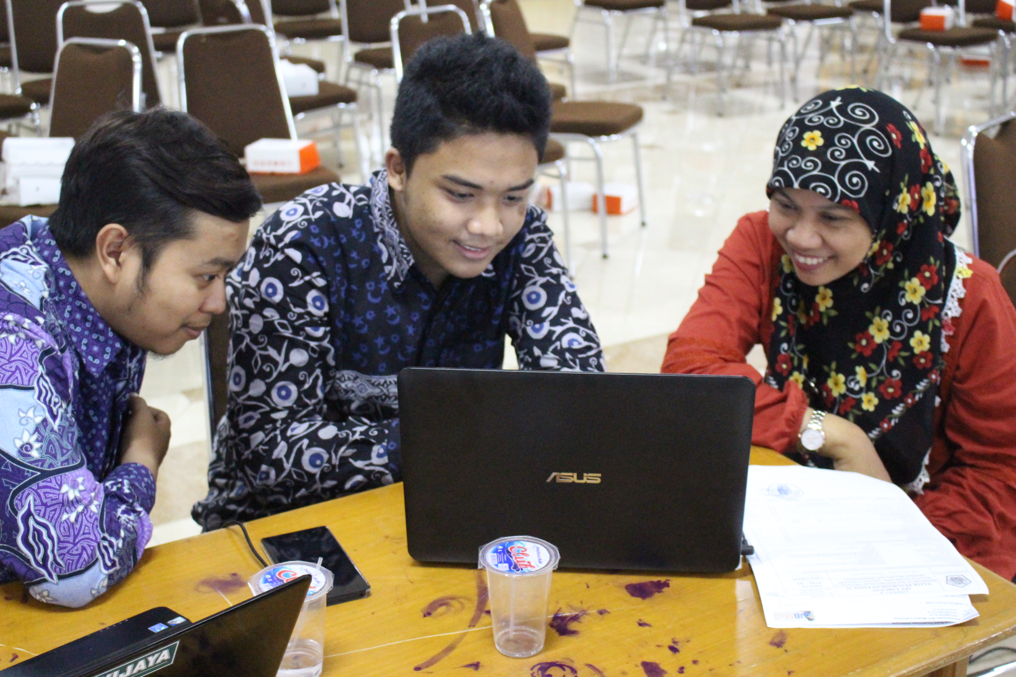 Hamidah Nayati Utami (kanan), Dosen FIA UB, Sedang Mendapatkan Pendampingan Dari Tax Center FIA UB Untuk Mengisi SPT Online