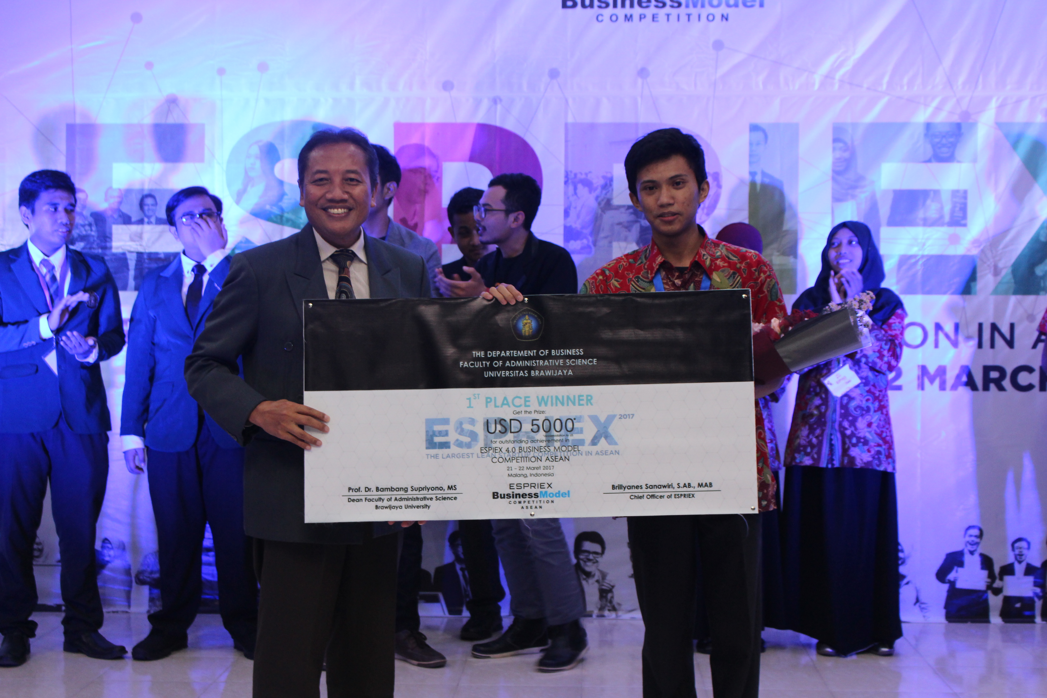 CoAss (kanan) Menerima Hadiah Juara Dari Dekan FIA UB Prof Dr Bambang Supriyono