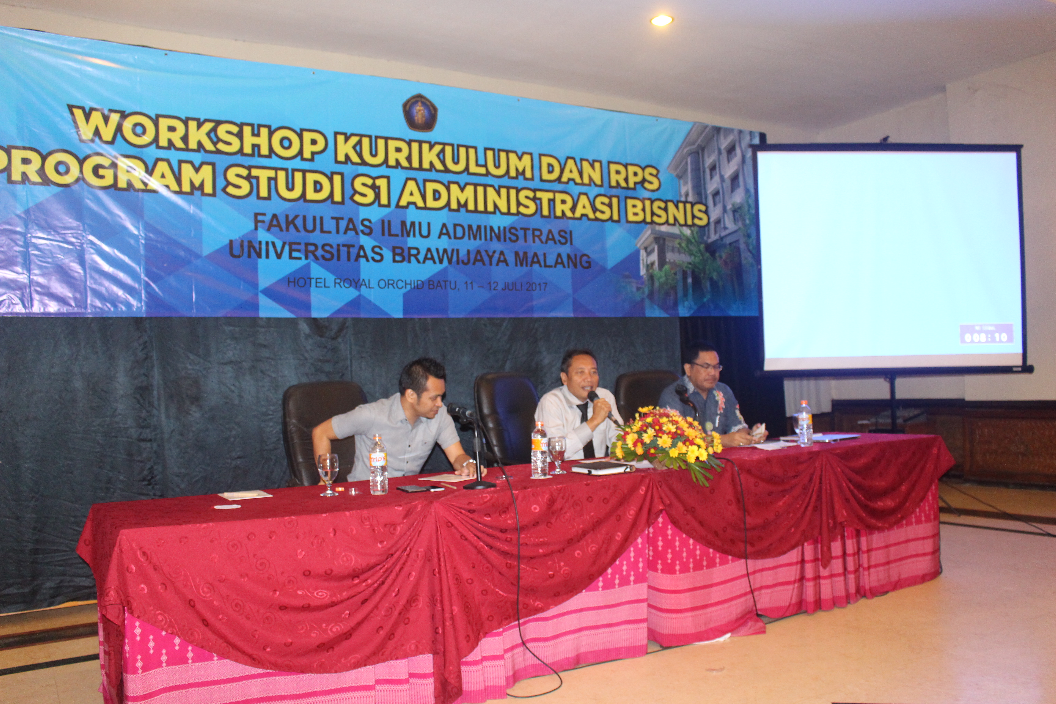 Prof Dr Bambang Supriyono (tengah) Memberikan Sambutan Pembuka