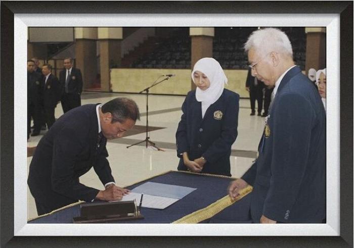 Pelantikan Dekan Fakultas Ilmu Administrasi Universitas Braijaya
Prof. Dr. Bambang Supriyono, MS.
Periode 207-2021
