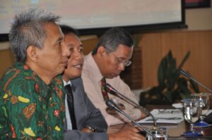 Prof Bambang Supriyono (tengah) bersama Hermono (kiri) dan Chaerul Saleh (kanan) 