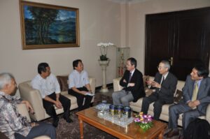 Tiga Profesor dari Takushoku university bertemu dengan Rektor UB