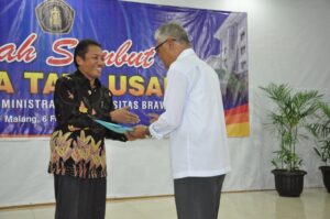 Dekan FIA Prof Bambang Supriyono menyerahkan tali asih kepada Herry Santoso (kanan)