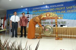 Inayati memukul gong tanda resmi berdirinya IFTAA Jawa Timur