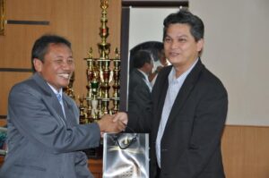 Prof Bambang Supriyono serahkan cinderamata kepada Dr. Zaheruddin Othmar