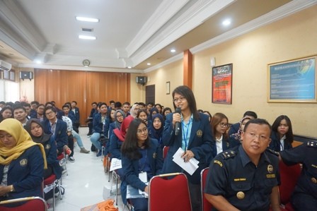 Rombongan SE Himabis di Kantor Bea Cukai Surabaya.
