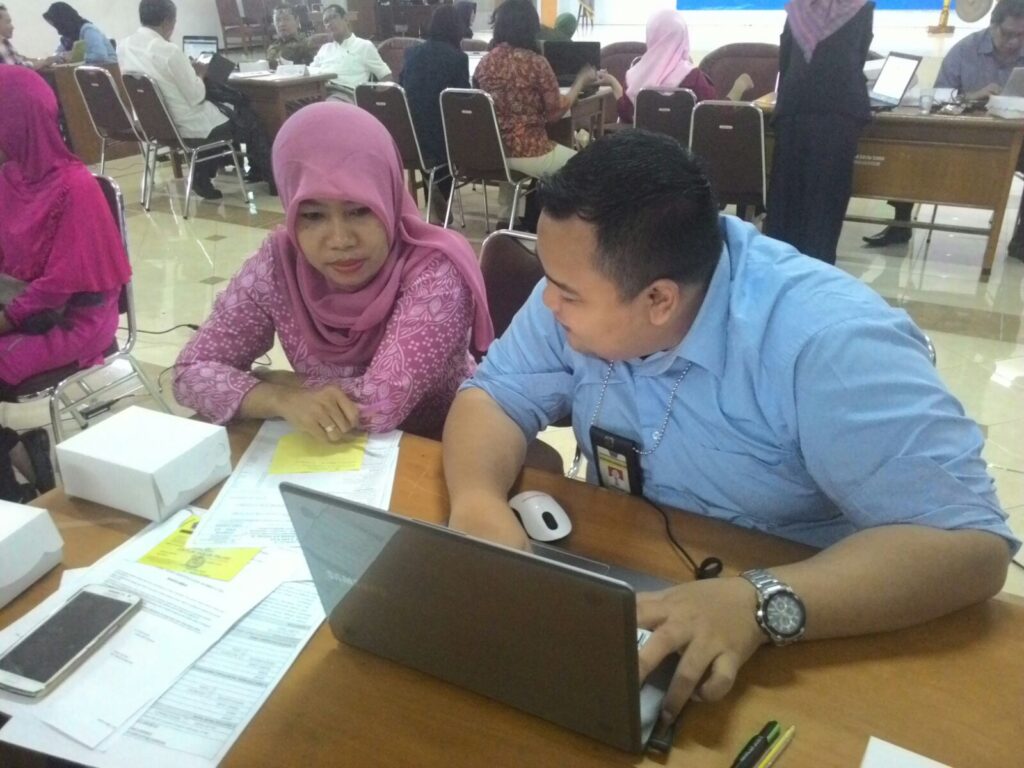 Petugas dari Kanwil DJP Jatim sedang membantu wajib pajak dalam mengisi SPT tahunannya