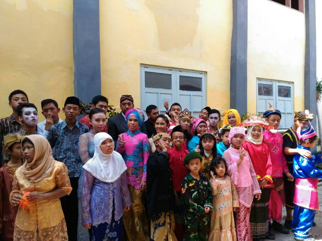 Pendamping mahasiswa dalam ORKESTRA bersama anak-anak SLB Sumber Dharma dalam pentas seni bersama