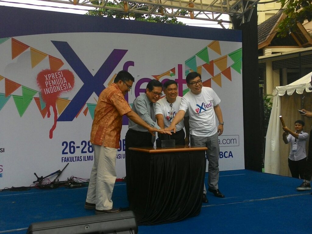 (Ki-ka) Ketua Program Studi Administrasi Bisnis Dr Wilopo, Wakil Rektor II UB Dr Shihabuddin, MH, dan Kakanwil BCA Malang Djoko R. Mijaata memencet tombol sirine dimulainya X-Fest