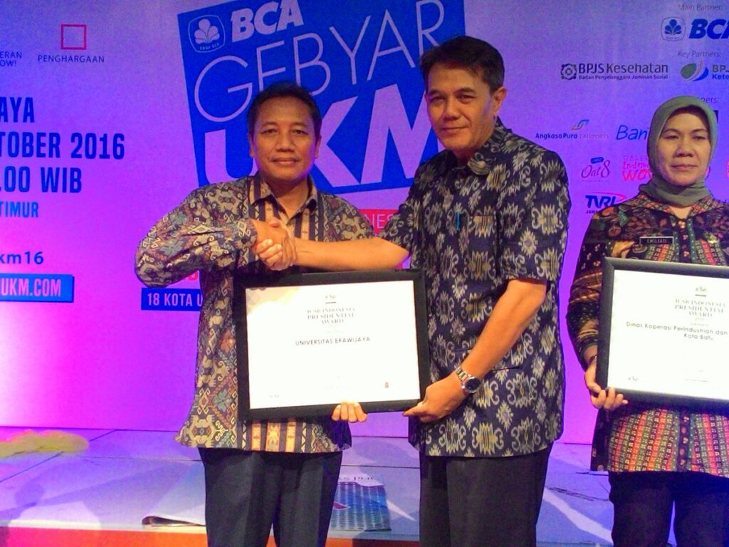 Dekan Prof Dr Bambang Supriyono MS menerima penghargaan dari Kemal Thalib, Kepala TVRI Jawa Timur