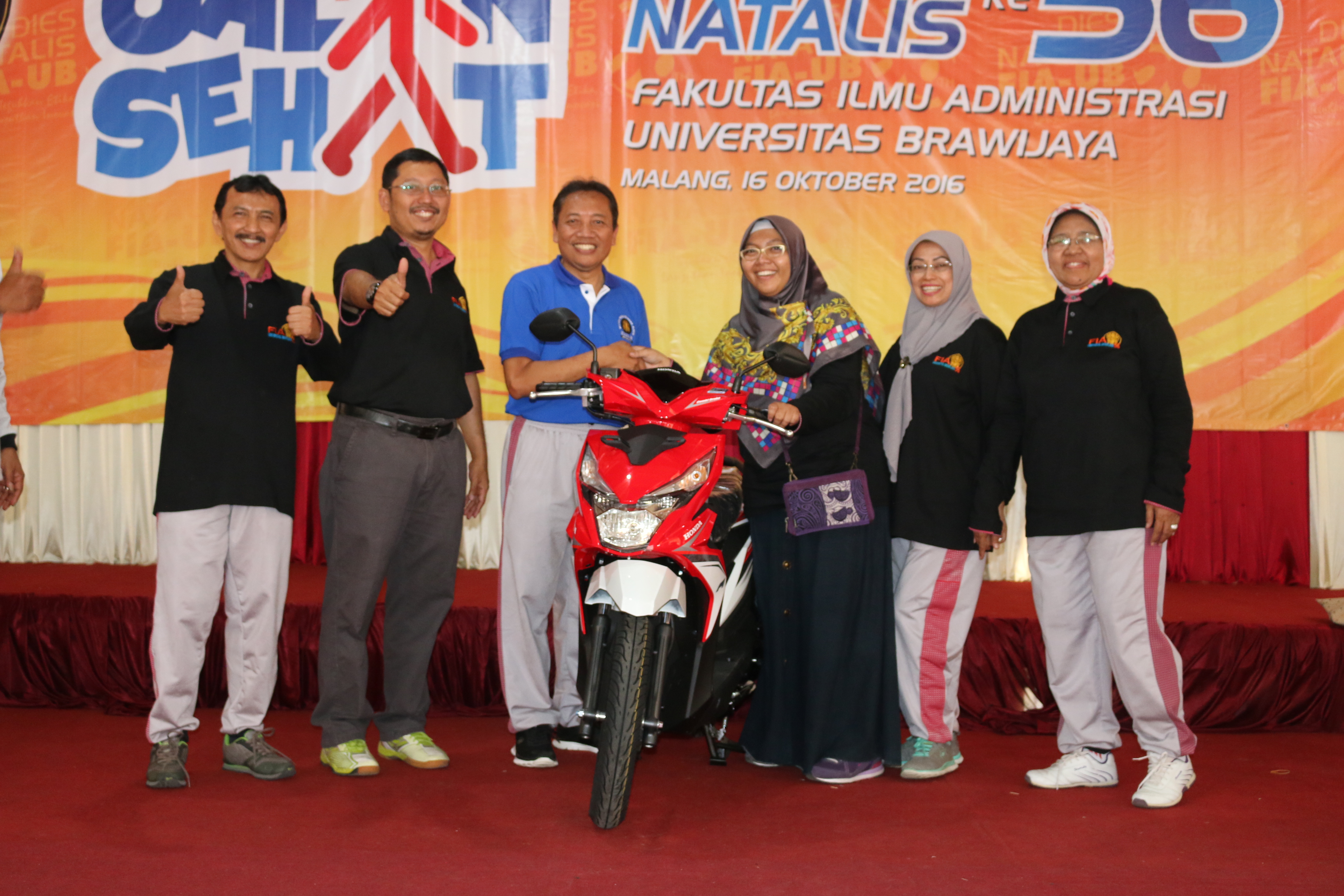 Hanifa Ramadhani (Dosen Jurusan Bisnis-tengah) Menerima Hadiah Utama 1 Unit Sepeda Motor