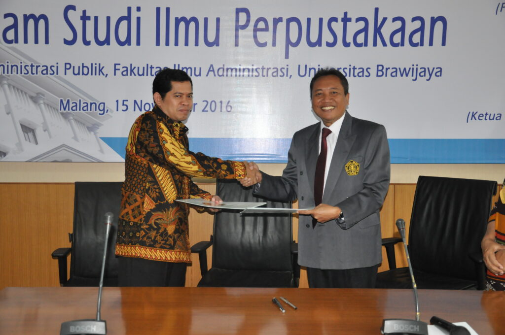 Dekan FIA UB Prof. Dr. Bambang Supriyono, MS usai menandatangani nota kesepahaman dengan Farli Elnumeri, Ketua Umum Ikatan Sarjana Ilmu Perpustakaan dan Informasi