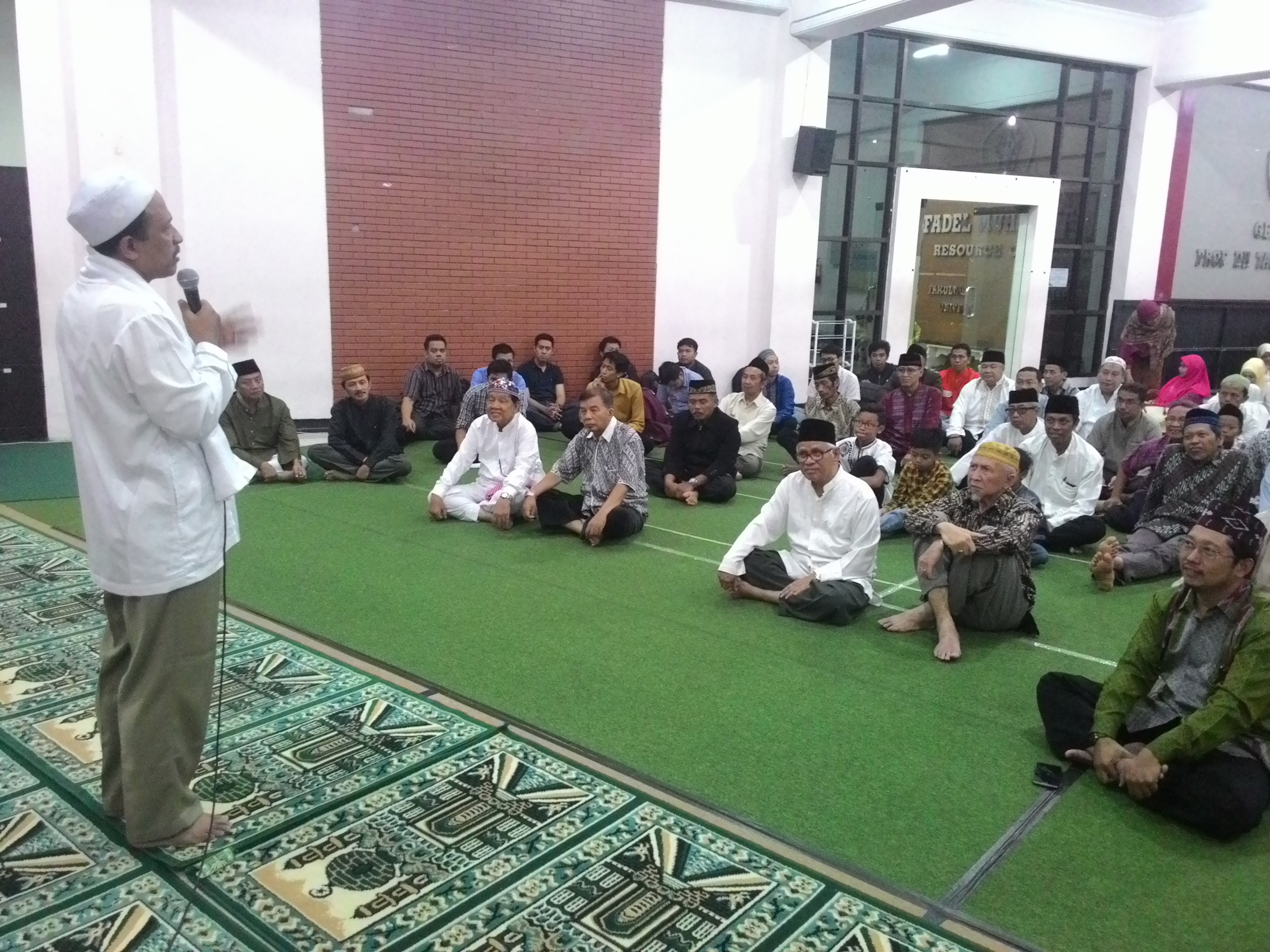 Sivitas Akademika FIA UB Menyimak Taushiyah Oleh Ust Dr Muhammad Muwidah MT