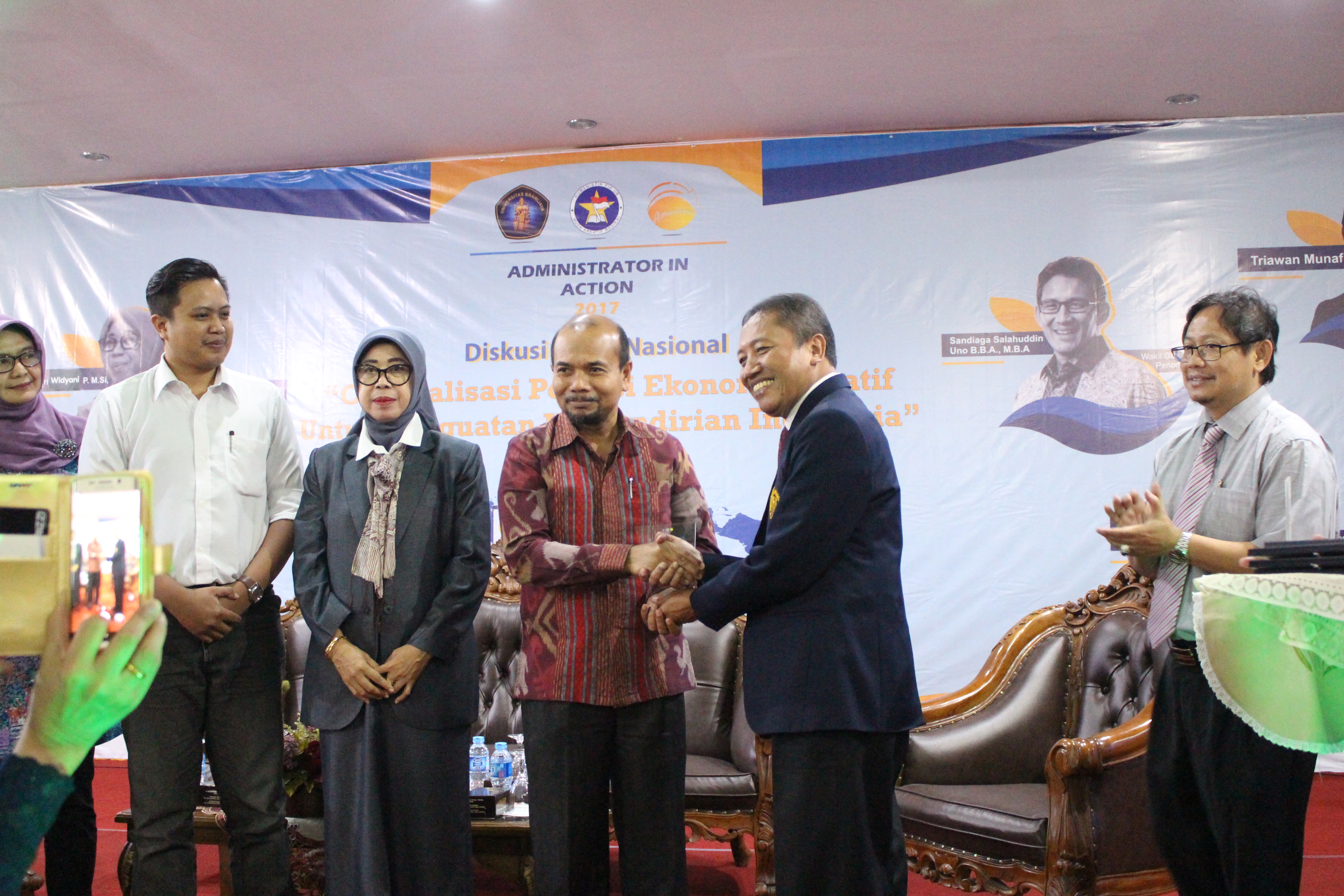 Dekan FIA UB Prof Dr Bambang Supriyono (dua Dari Kiri) Memberikan Cinderamata Untuk Andrinof Achir Chaniago